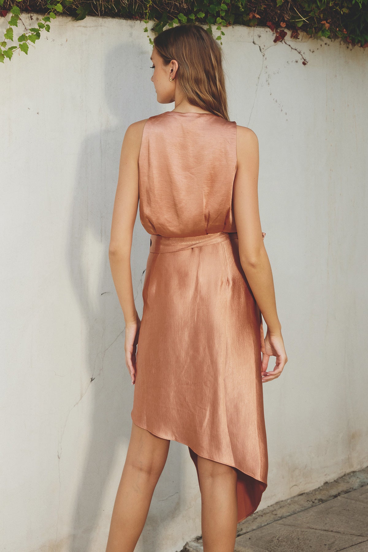 Vestido asimétrico con moño en cintura