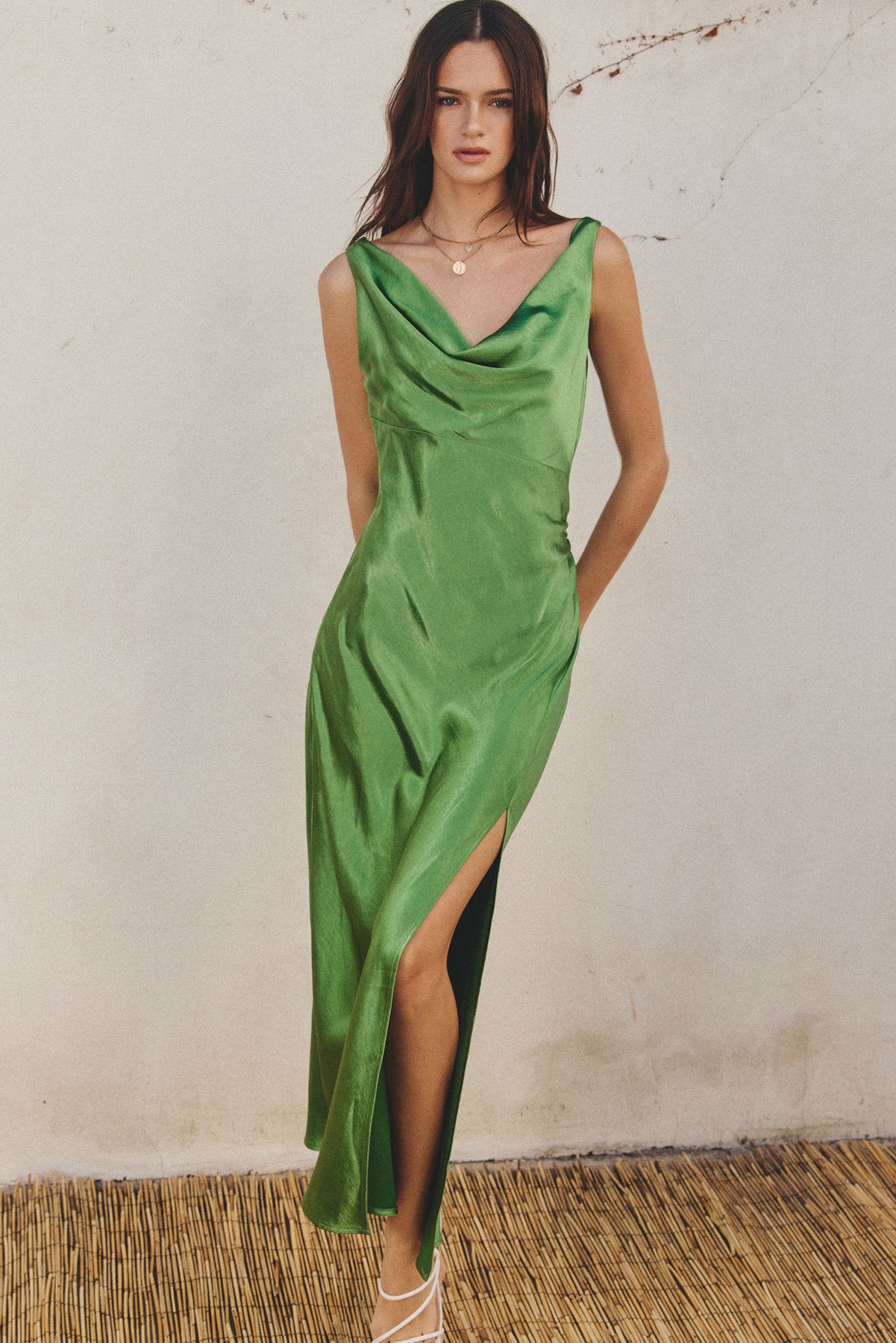 Vestido midi de satín con abertura en falda.