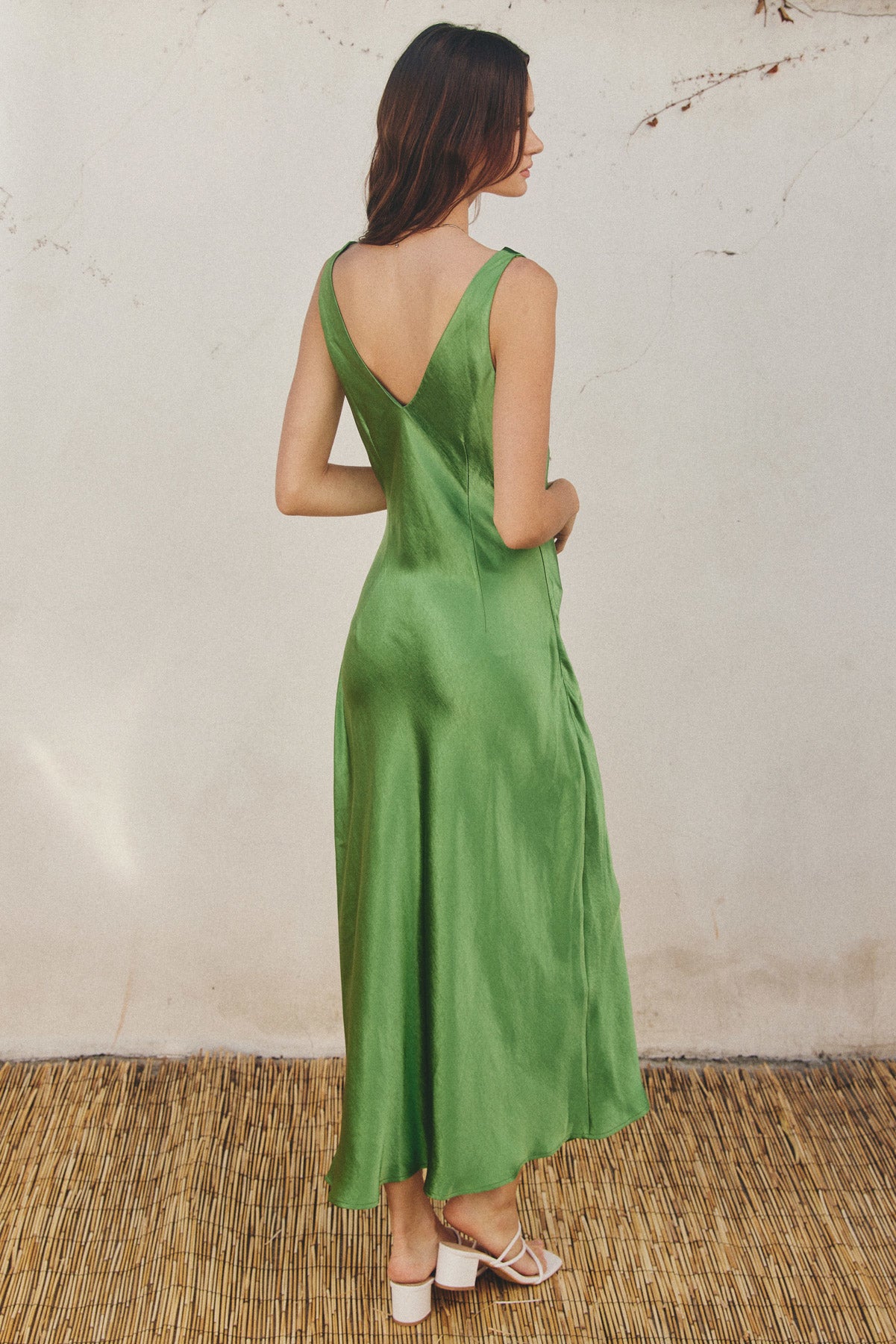 Vestido midi de satín con abertura en falda.