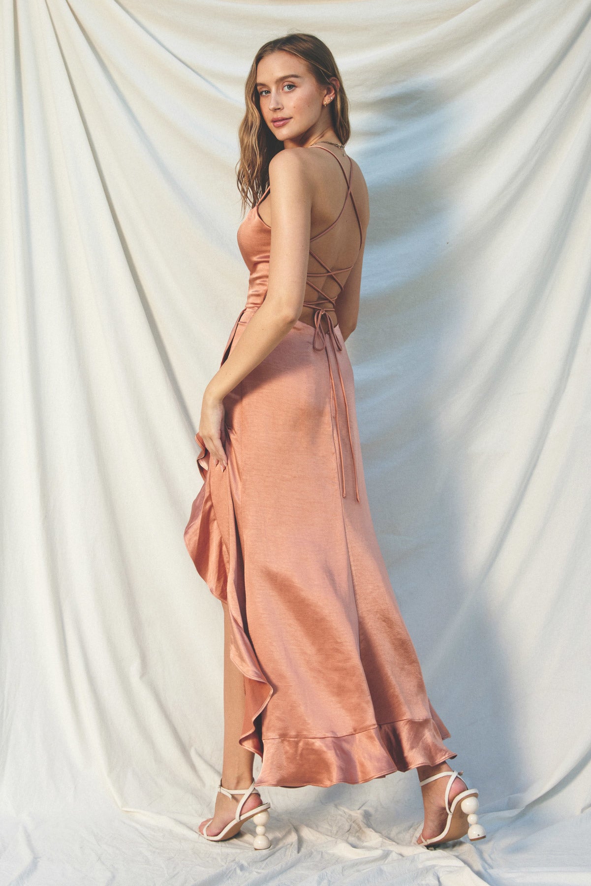 Vestido de tirantes con abertura en falda
