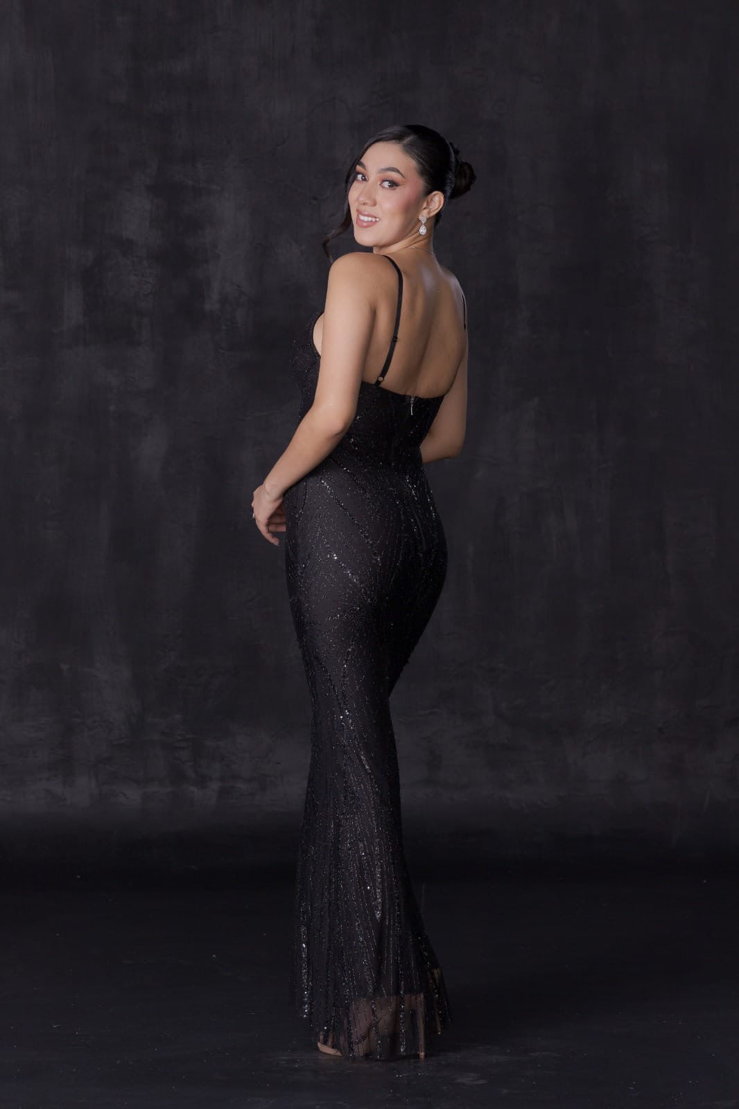 Vestido con lentejuelas y escote en V