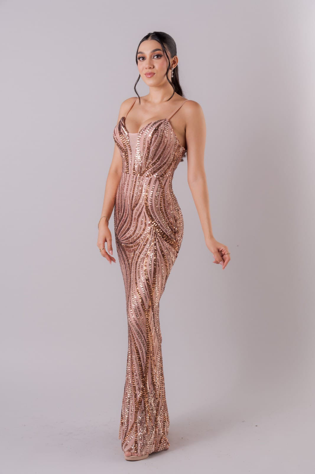 Vestido con lentejuelas y escote en V