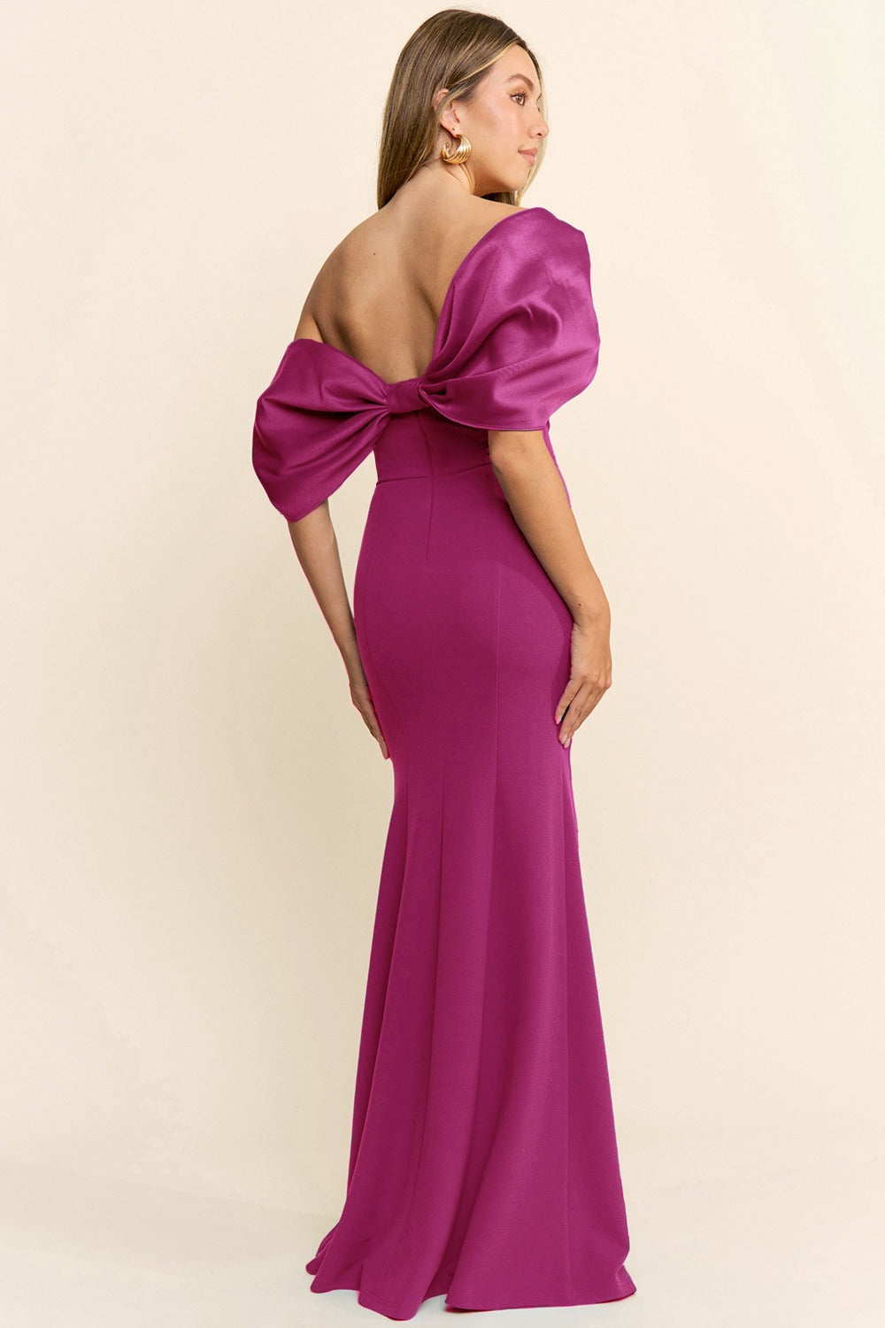 Vestido off-shoulder con abertura en falda