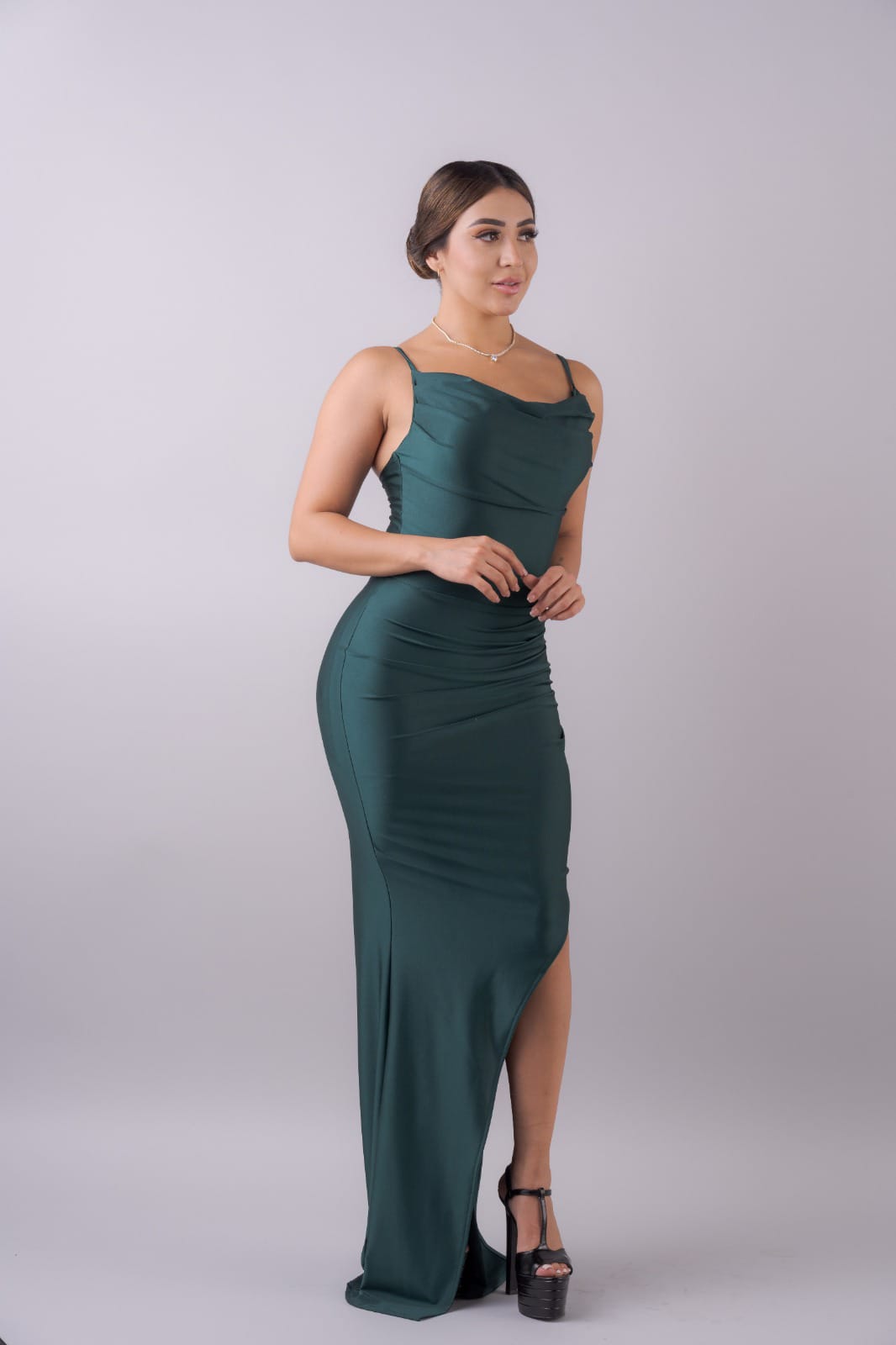 Vestido de tirantes con abertura en un costado
