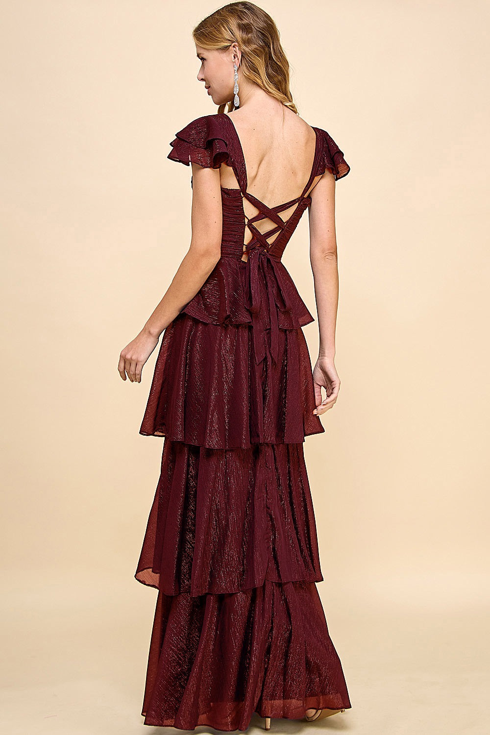 Vestido de olanes y manga corta con espalda descubierta