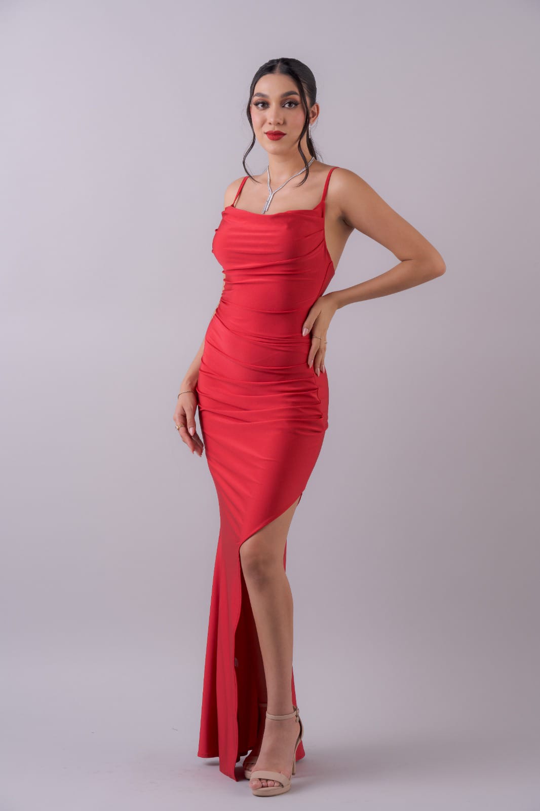 Vestido de tirantes con abertura en un costado