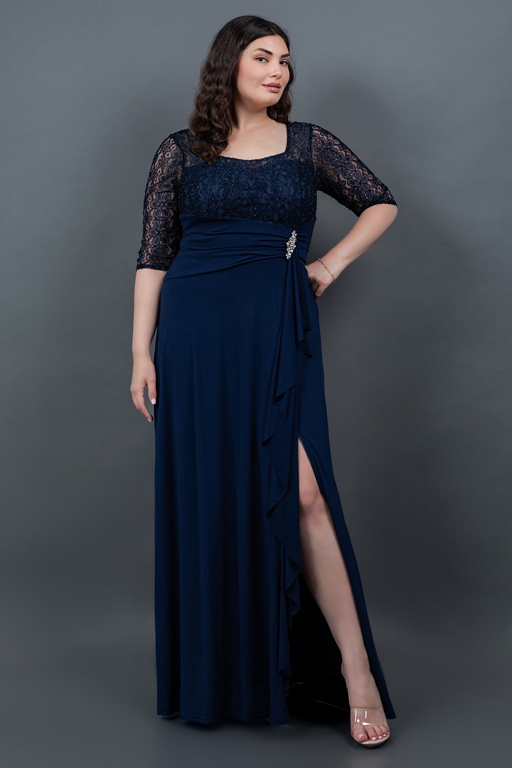 Vestido con encaje y broche con manga 3/4 PLUS