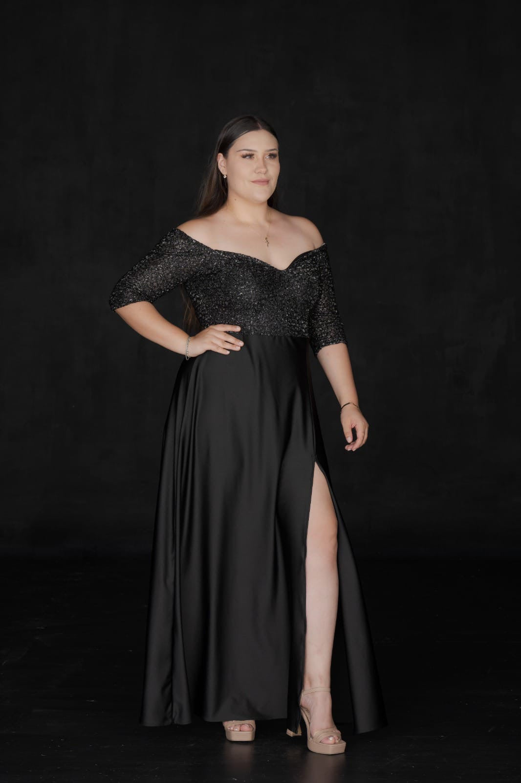 Vestido con hombros descubiertos y manga 3/4