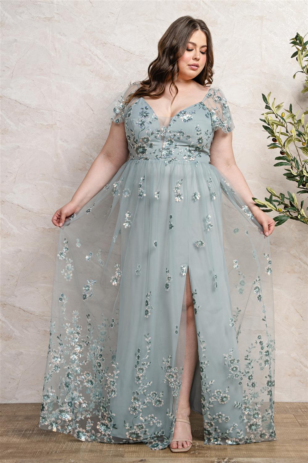 Vestido con bordado floral en falda