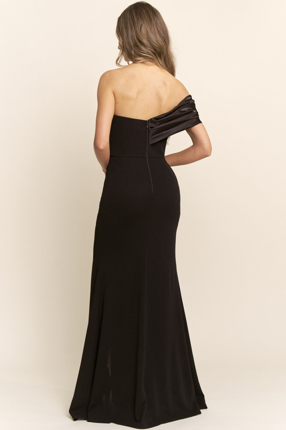 Vestido con escote off-shoulder
