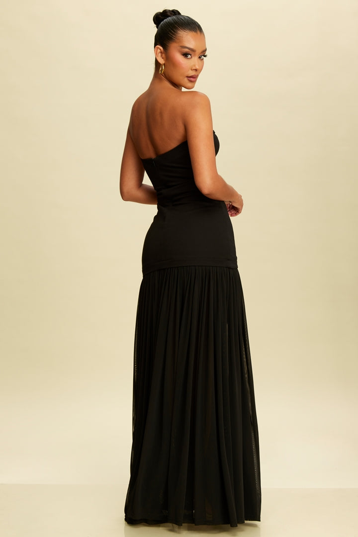 Vestido strapless con falda translúcida