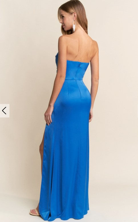 Vestido strapless de satín con escote de corazón