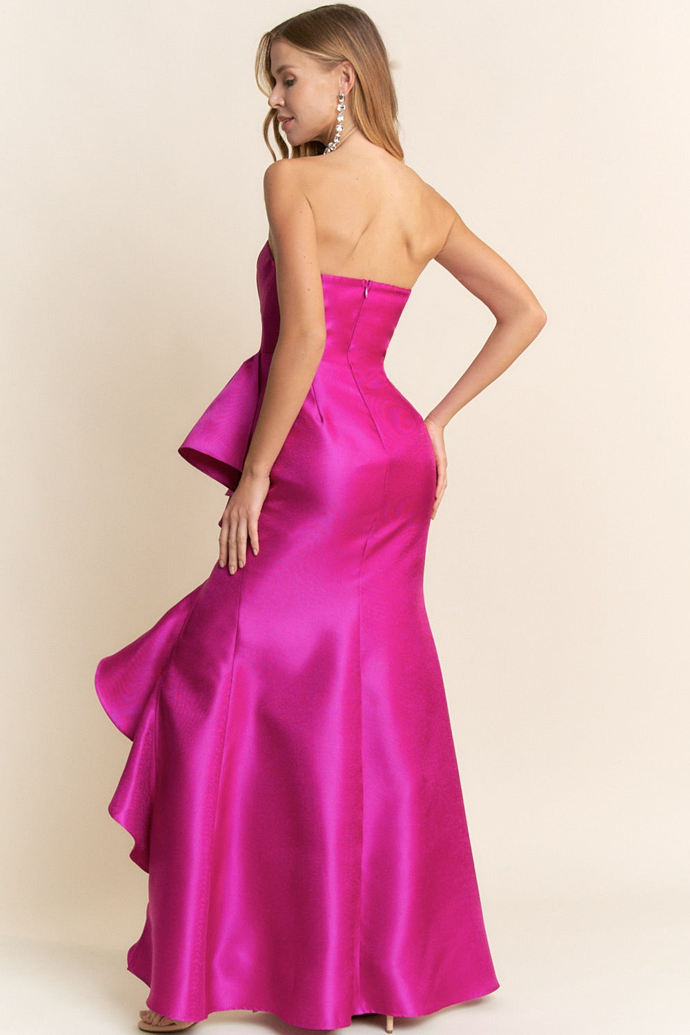 Vestido con olanes asimétricos y abertura lateral