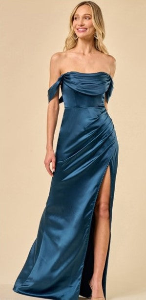 Vestido con tirantes anchos y abertura en falda