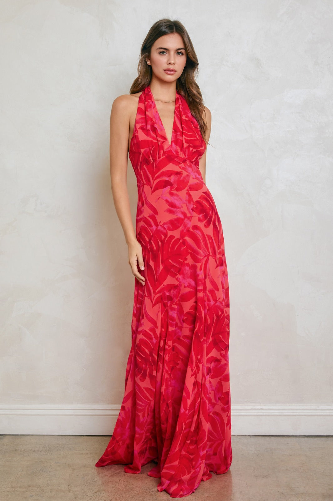 Vestido cuello halter con estampado rojo y rosa