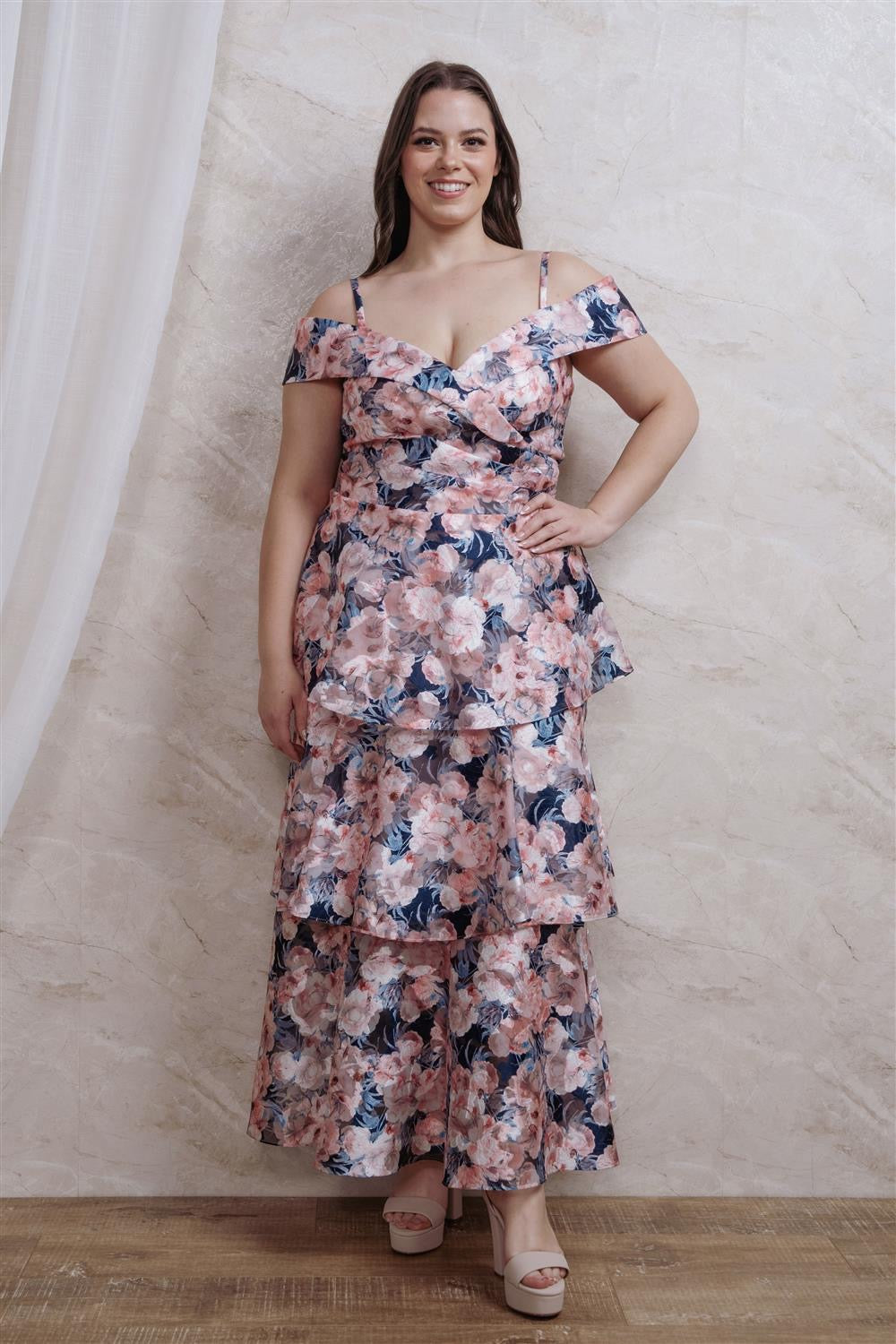 Vestido de olanes con estampado floral PLUS