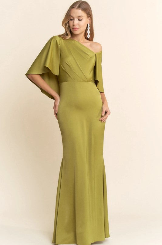 Vestido con diseño asimétrico y capa