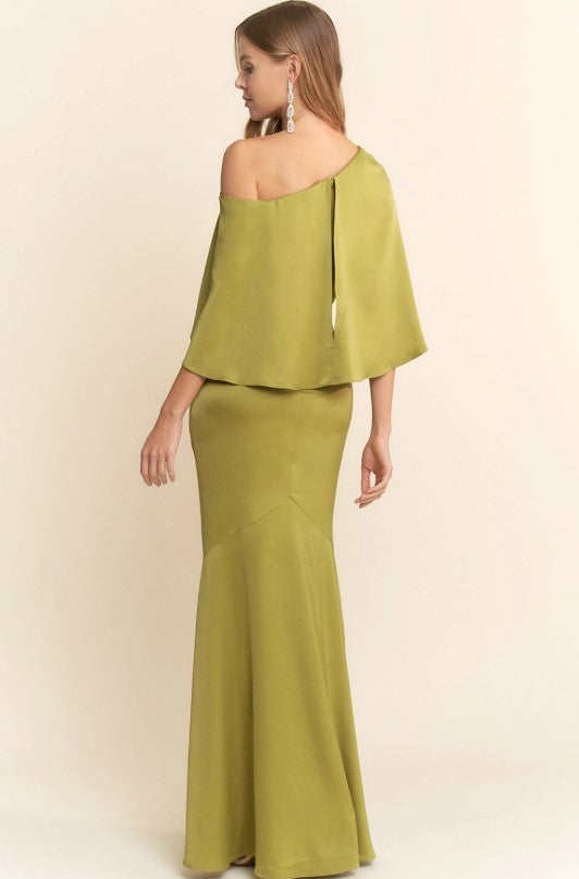 Vestido con diseño asimétrico y capa