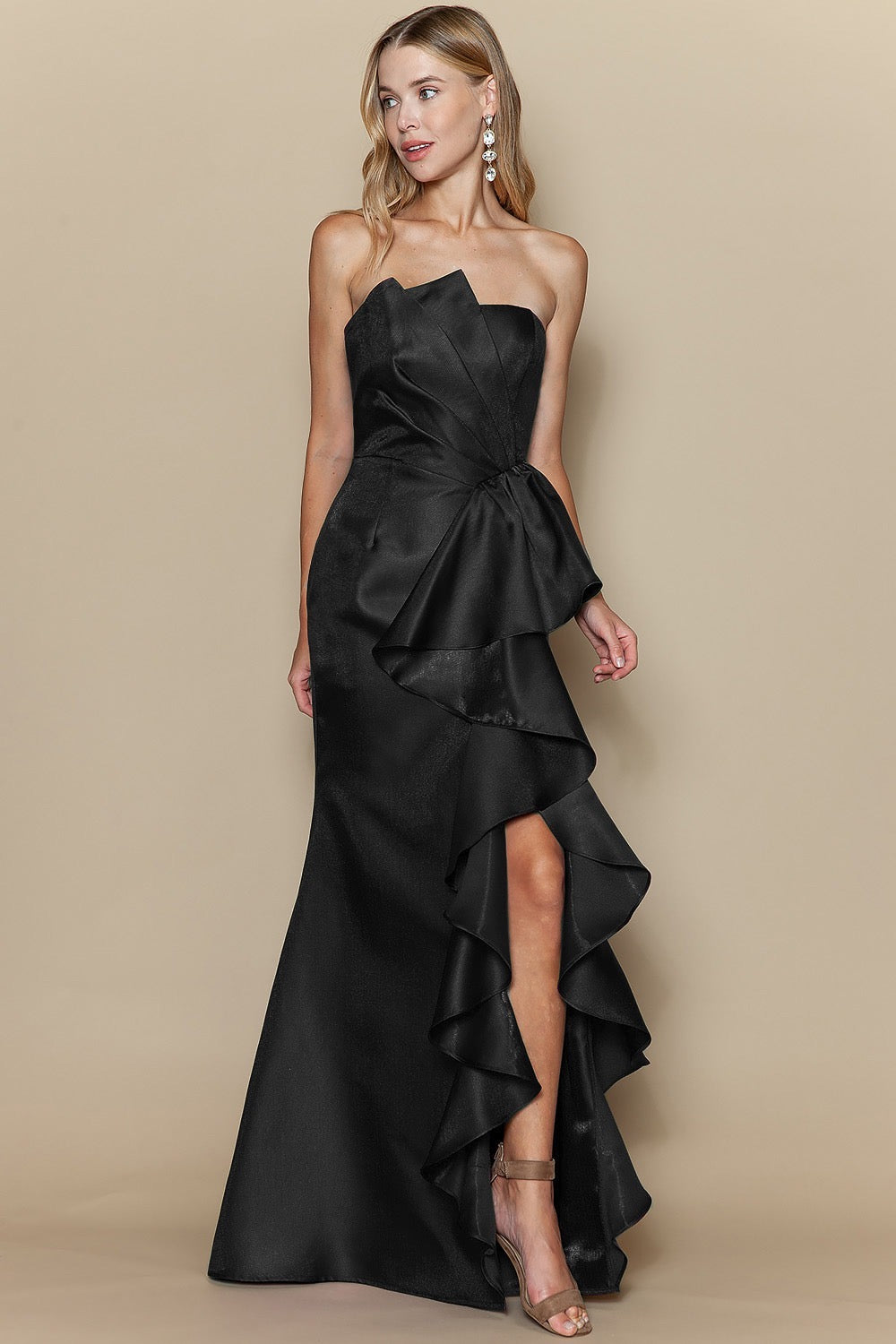 Vestido con olanes asimétricos y abertura lateral