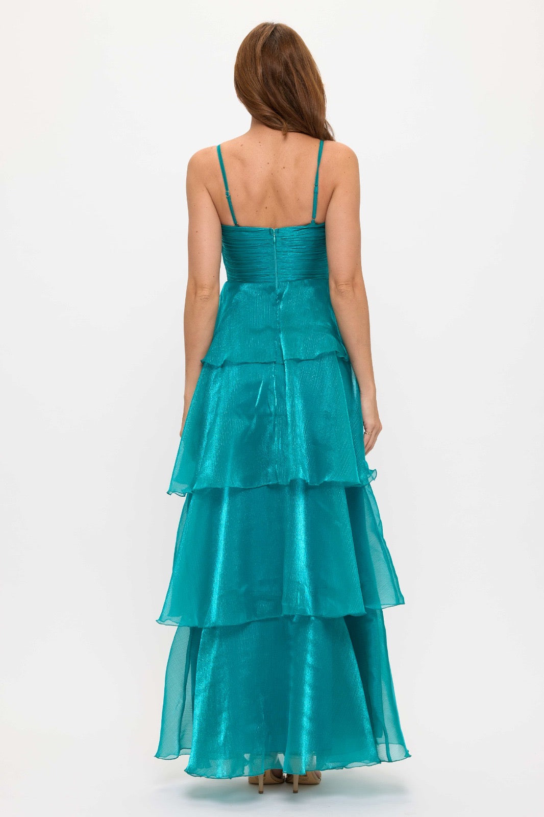 Vestido de tirantes finos y falda de olanes