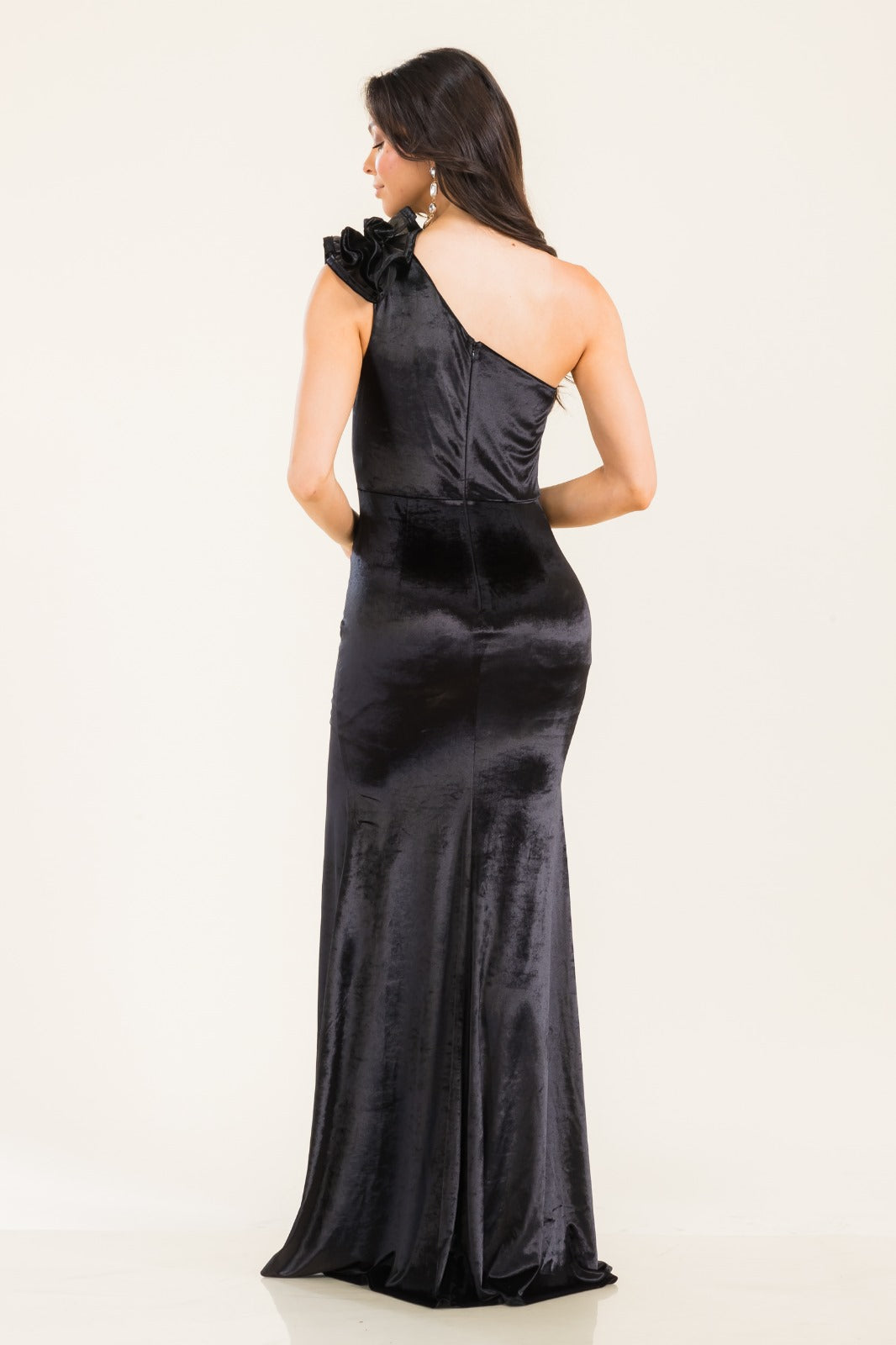 Vestido de una manga con olanes