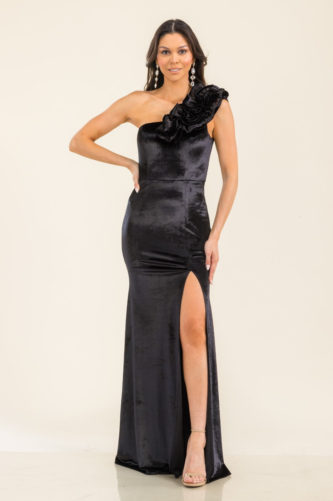 Vestido de una manga con olanes