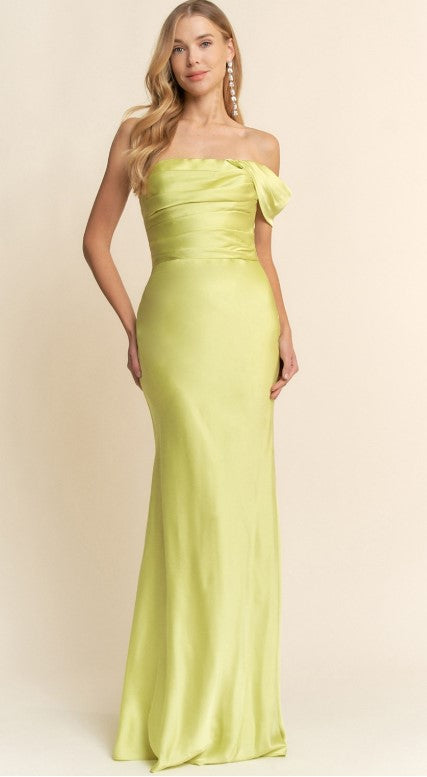 Vestido de satín con una manga