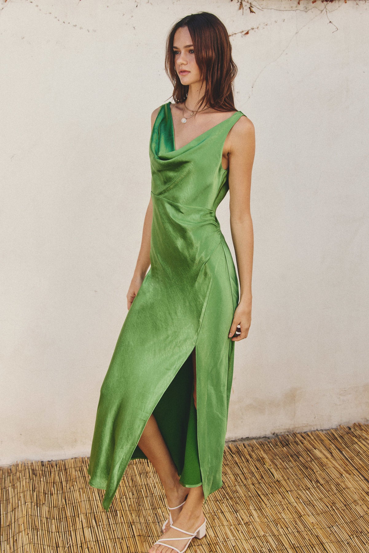 Vestido midi de satín con abertura en falda.