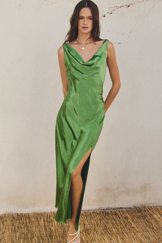 Vestido midi de satín con abertura en falda.