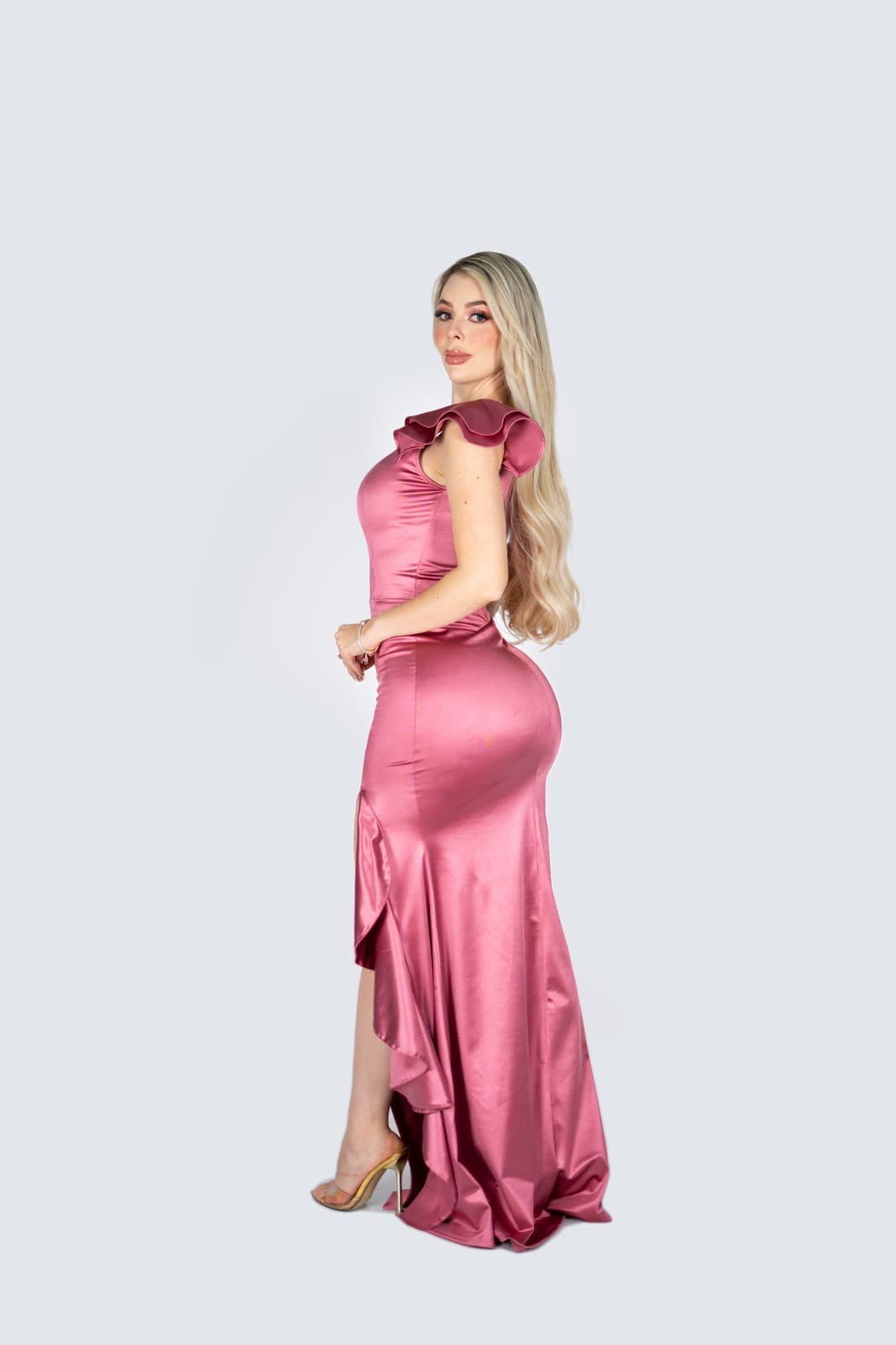 Vestido stretch con un hombro y abertura en falda con olanes