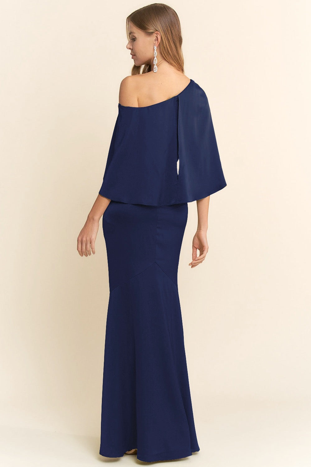 Vestido con diseño asimétrico y capa