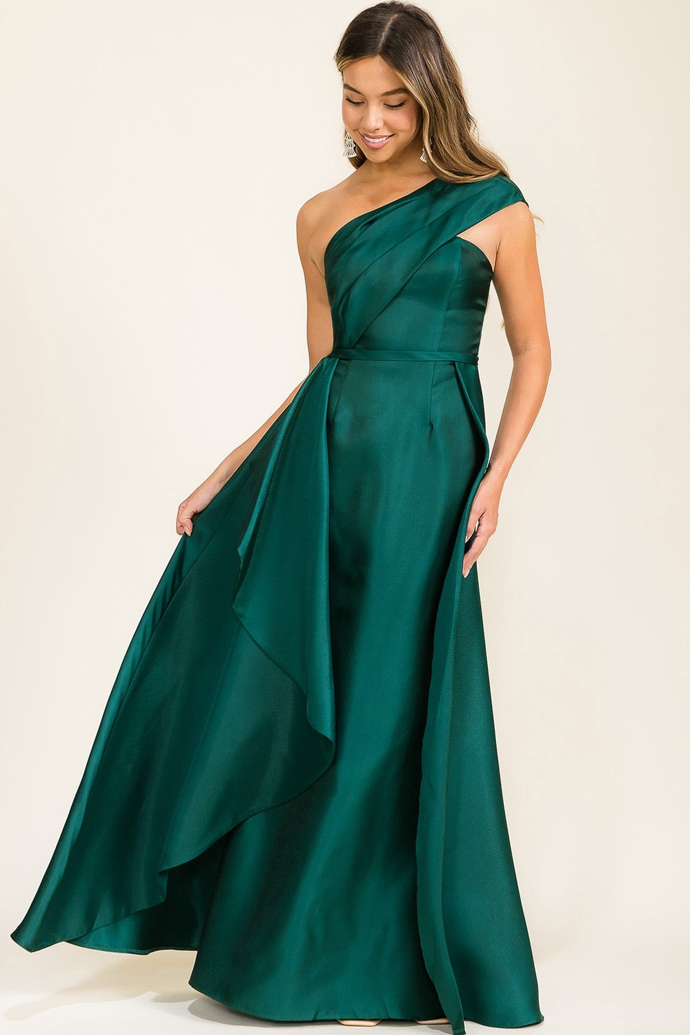 Vestido un hombro y falda con capas