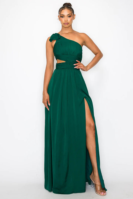 Vestido de un hombro con abertura en falda y cintura