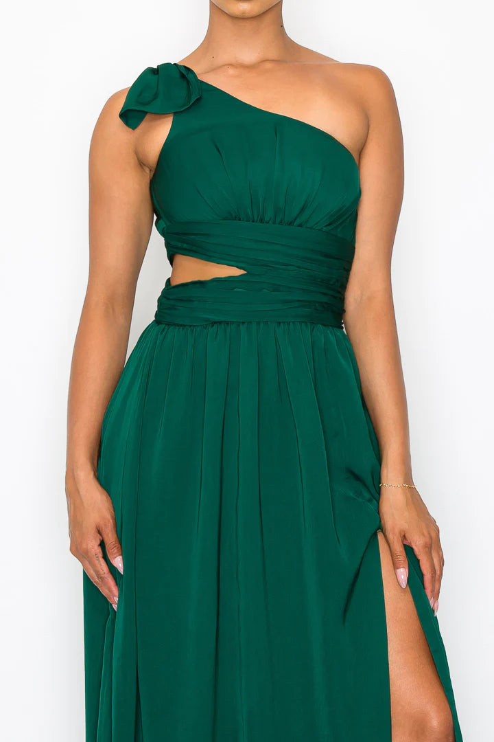 Vestido de un hombro con abertura en falda y cintura