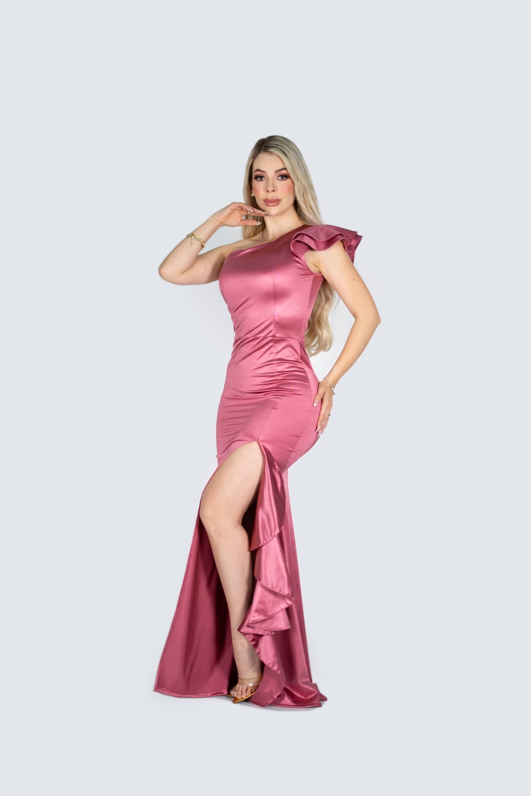 Vestido stretch con un hombro y abertura en falda con olanes