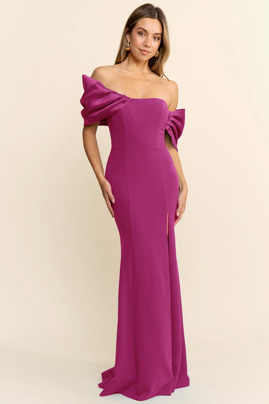 Vestido off-shoulder con abertura en falda