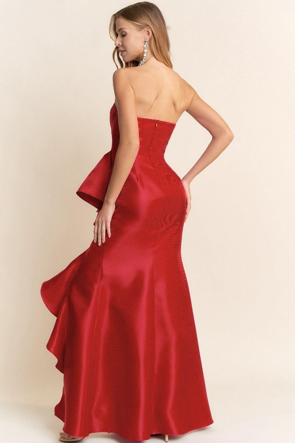 Vestido con olanes asimétricos y abertura lateral