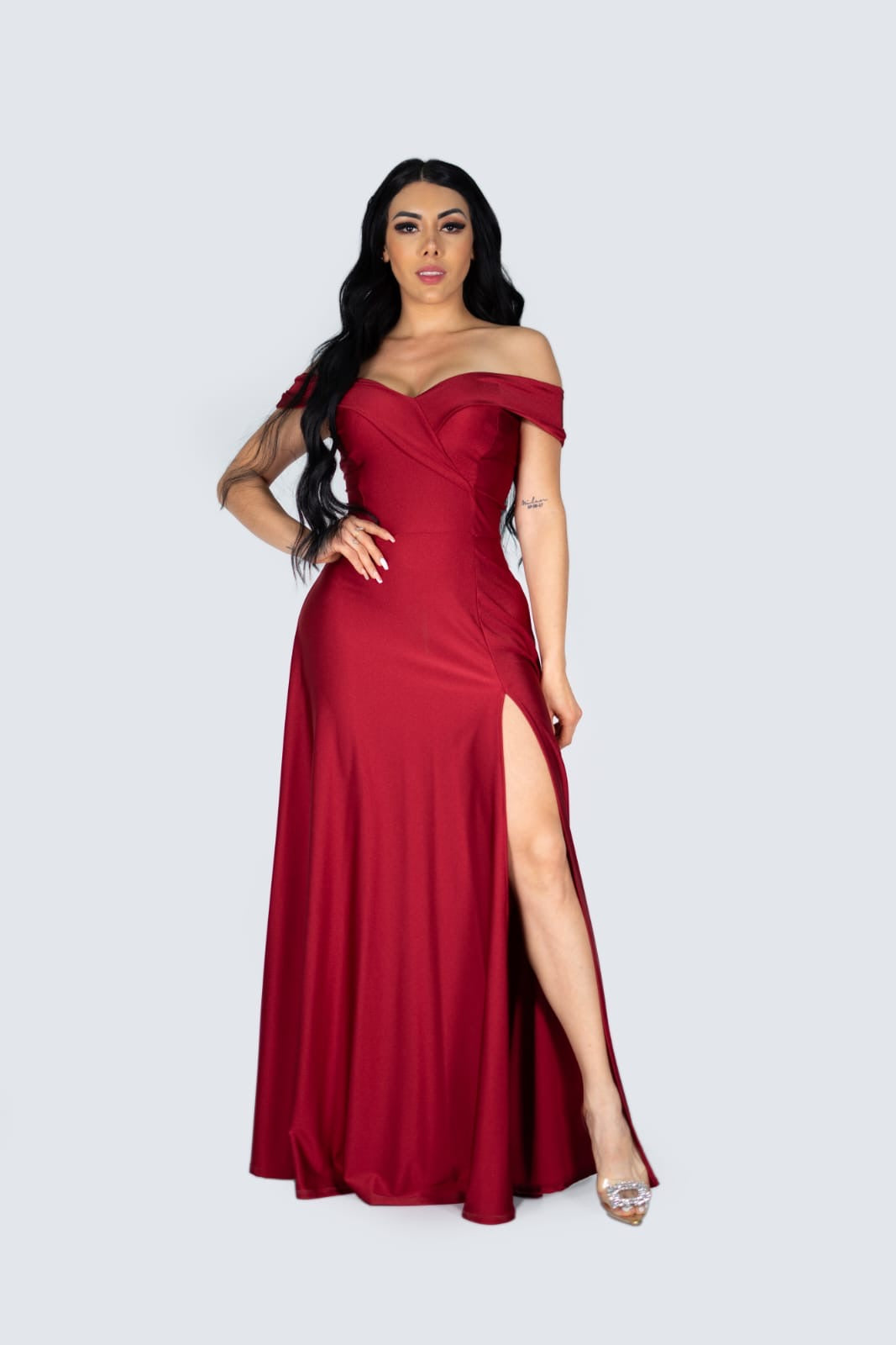 Vestido stretch con hombros descubiertos y abertura