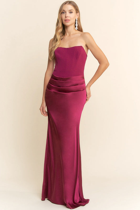 Vestido strapless con pliegues