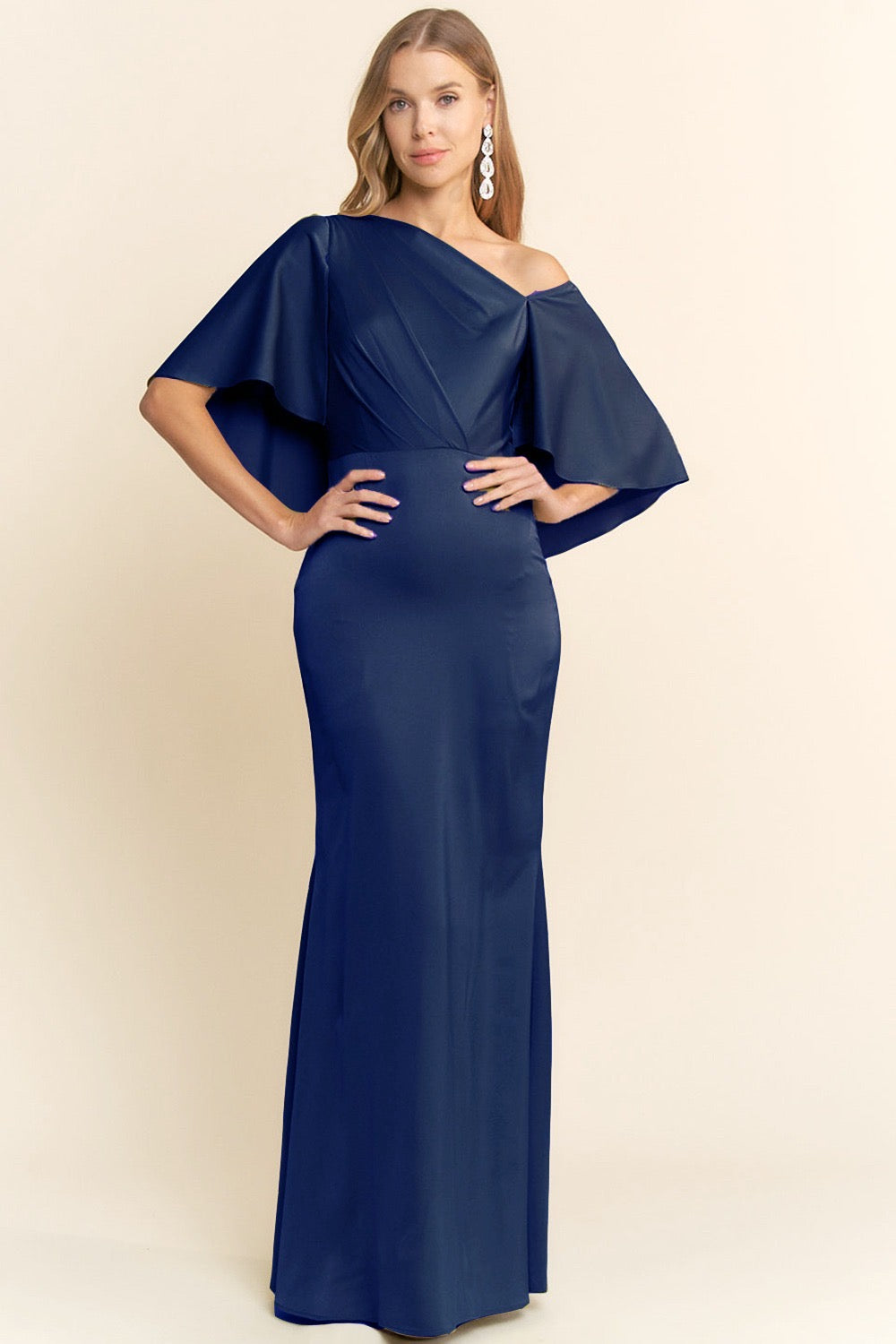 Vestido con diseño asimétrico y capa