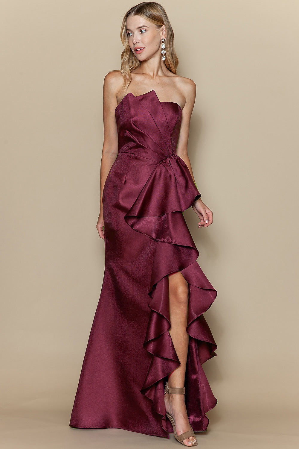 Vestido con olanes asimétricos y abertura lateral