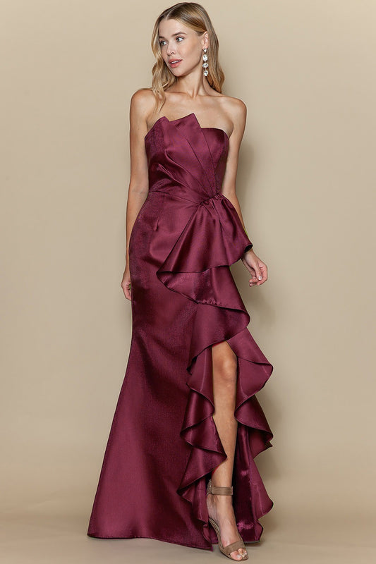 Vestido con olanes asimétricos y abertura lateral