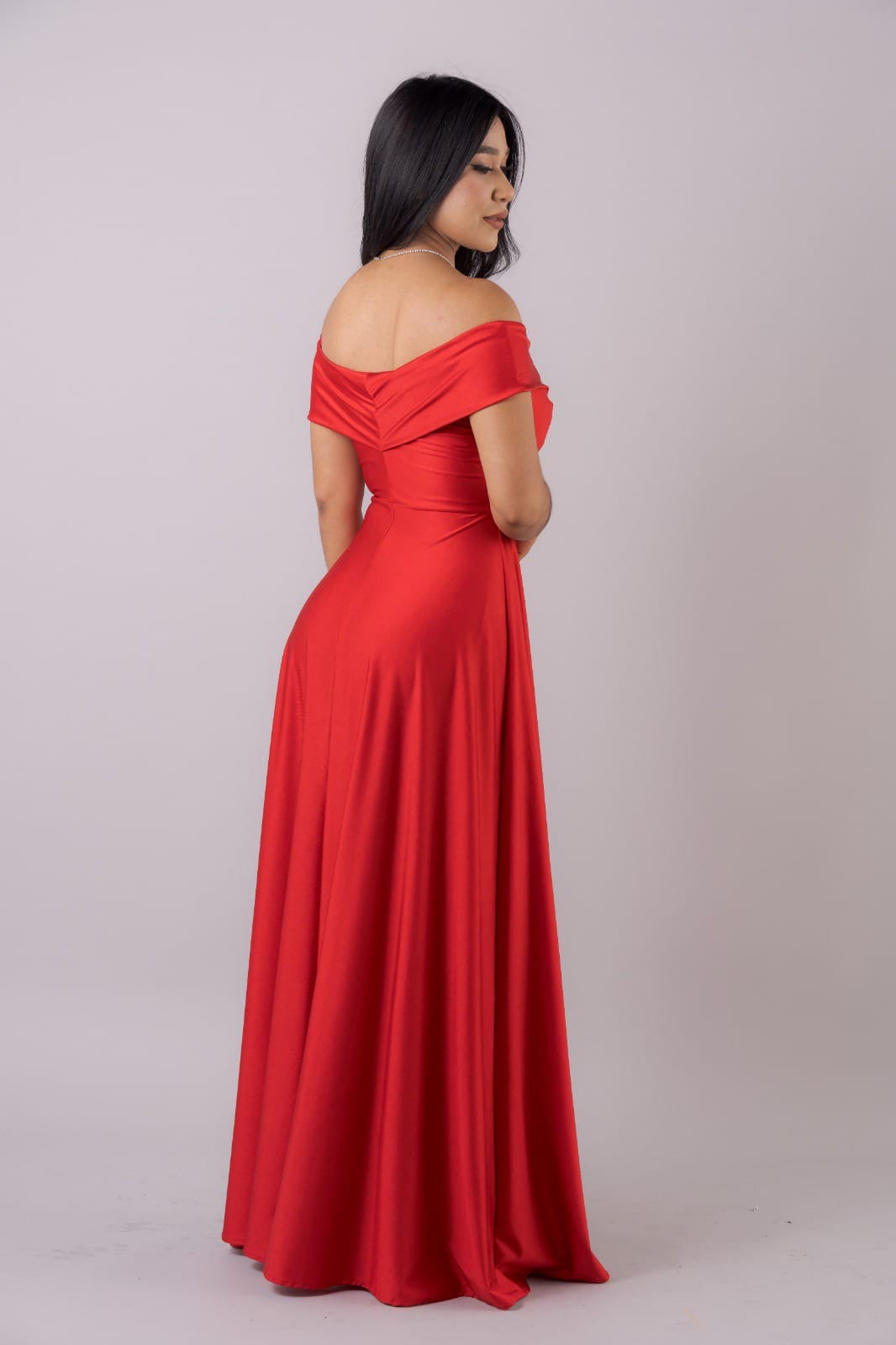 Vestido con escote de corazón y hombros descubiertos