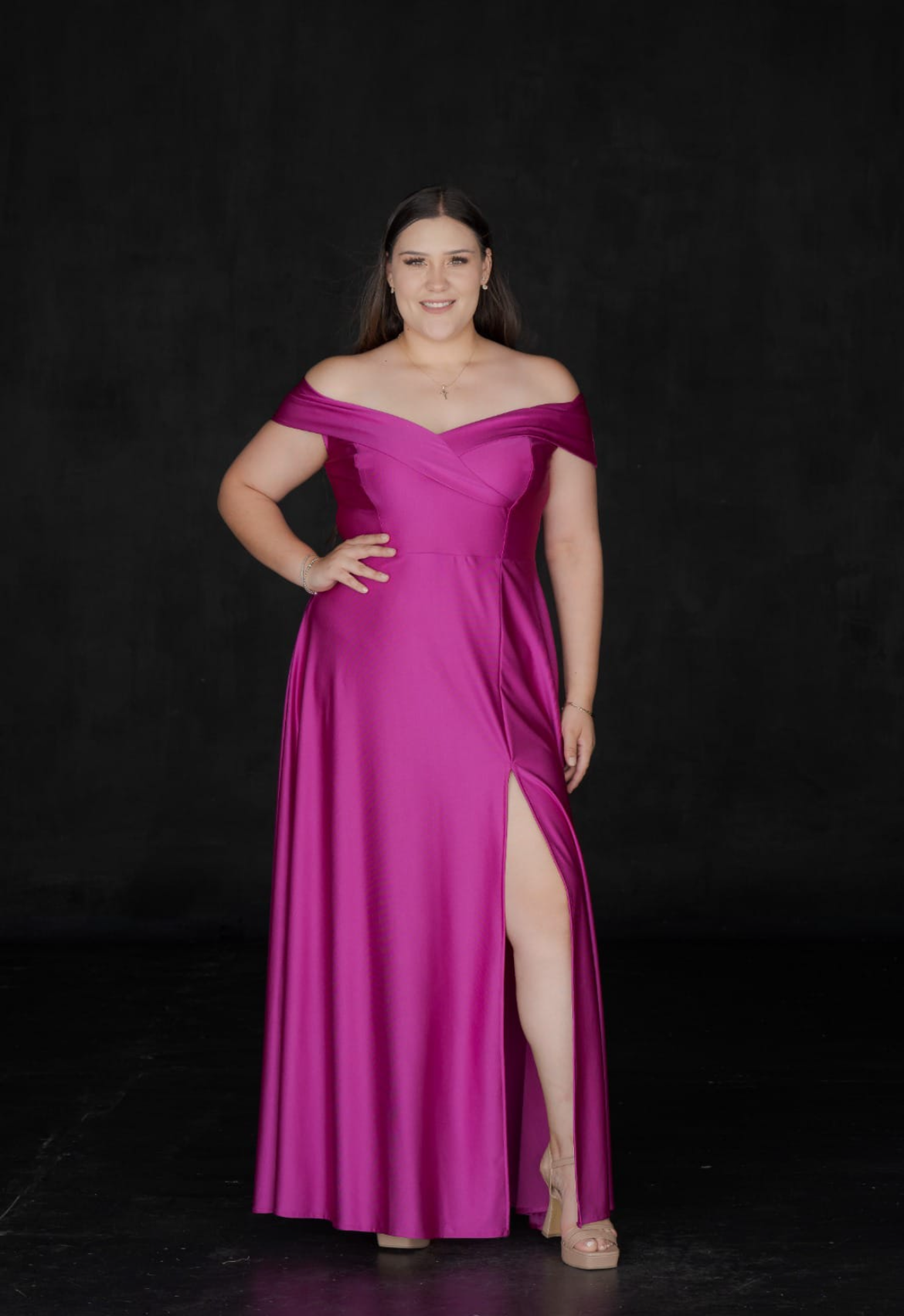 Vestido con escote de corazón y hombros descubiertos
