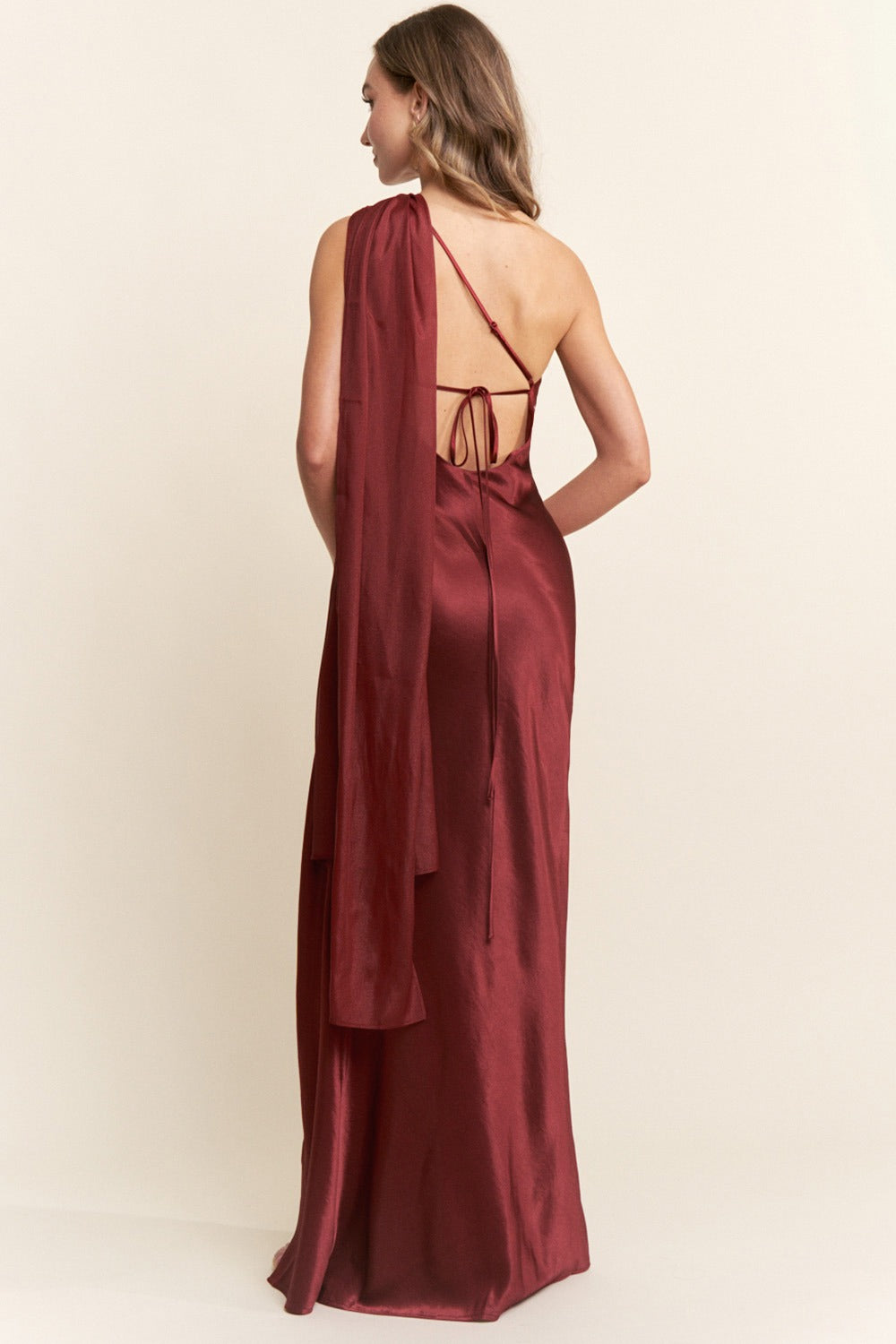 Vestido un solo hombro y banda en cuello