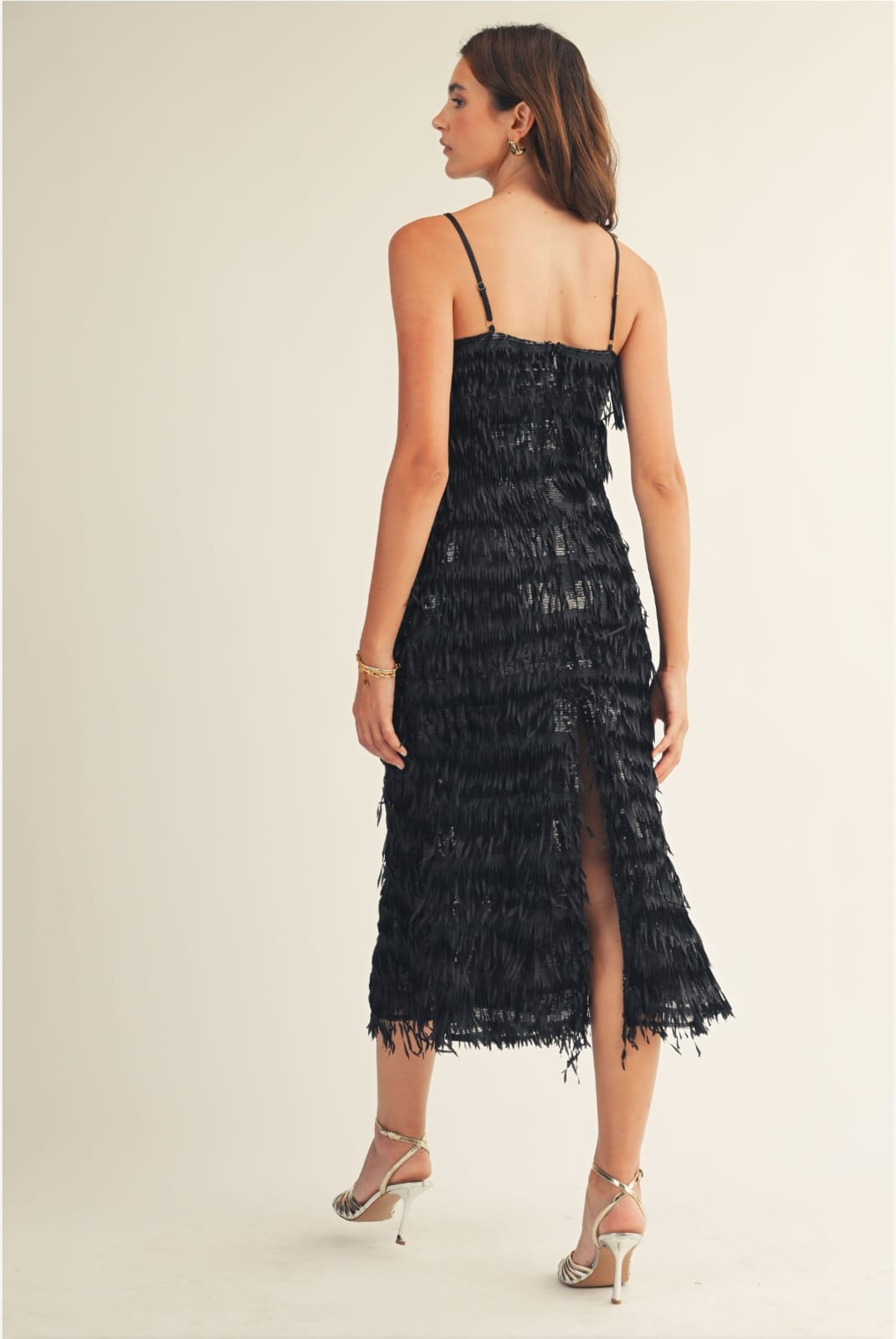 Vestido midi de tirantes y capas de flecos