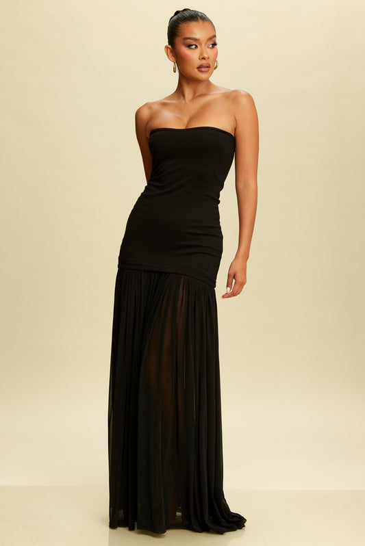 Vestido strapless con falda translúcida