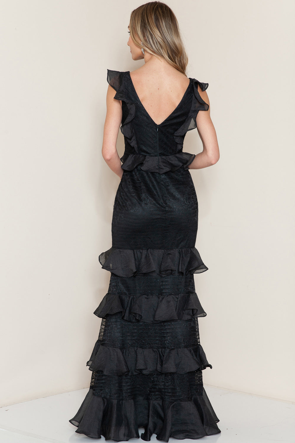 Vestido con encaje y olanes en falda