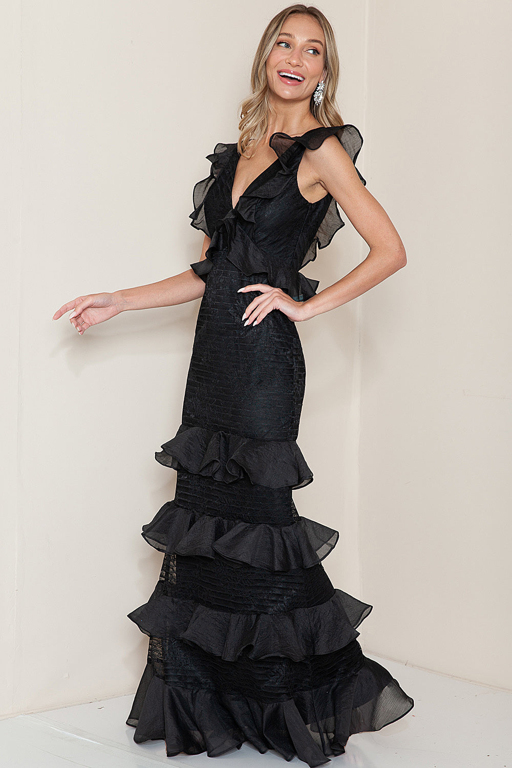 Vestido con encaje y olanes en falda