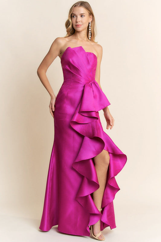 Vestido con olanes asimétricos y abertura lateral